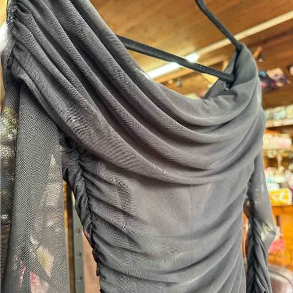 Elegant Black Dress with‎ Floral Accent - Picture 6 of 11